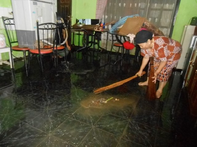 Banjir Surut Warga Bersihkan Rumah