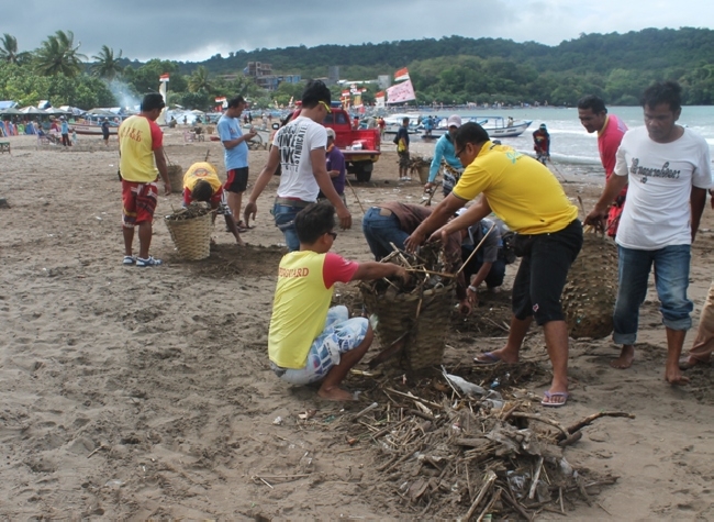 Bersih-bersih Pantai Barat Pangandaran