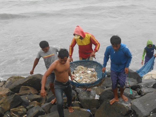 Nelayan Dapatkan Banyak Sampah Plastik Pada Jaring Kantong