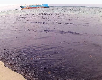 Pantai Pasir Putih Pangandaran Menghitam akibat tercemar Bahan bakar Kapar MV Viking