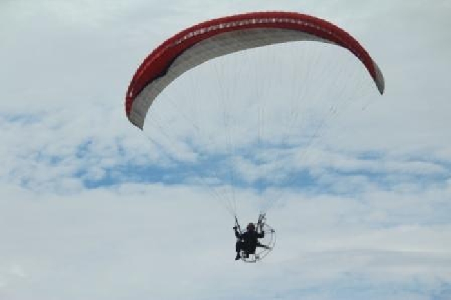 Paralayang dan Paramotor sebagai alat Olahraga dan promosi wisata di Pangandaran
