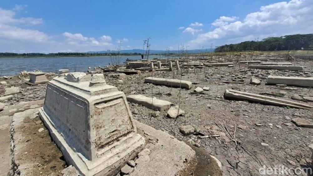  Danau Gajah Mungkur Mengering, Muncul Makam-Makam  Antik ke Permukaan 