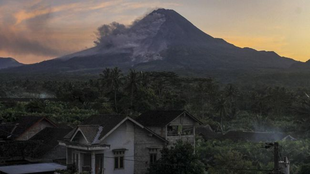 Gunung Merapi Meletus, Hujan Abu Mengguyur Boyolali Dan Klaten.