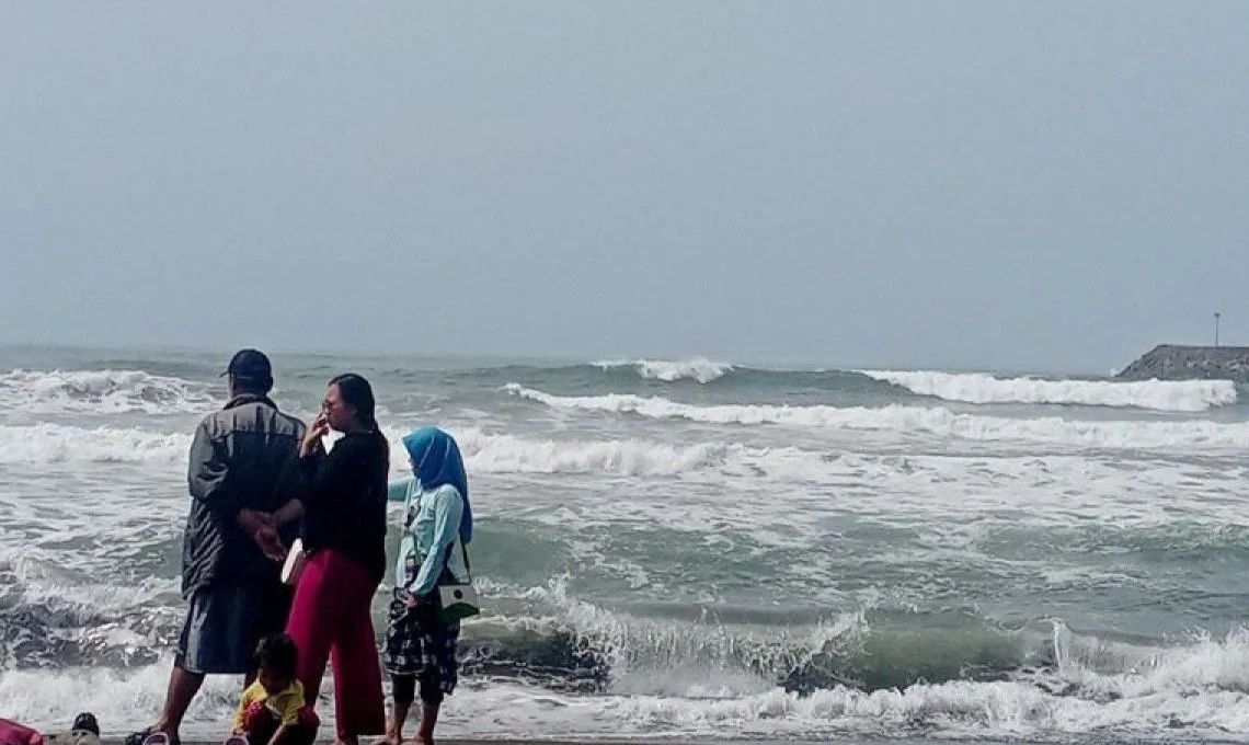 BMKG Waspadai Gelombang Tinggi Di Laut Selatan Jawa Barat - DIY