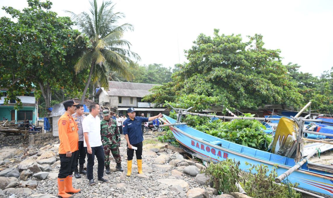 Kerusakan Akibat Gelombang Tinggi Terus Terjadi Di Pantai Selatan Jawa Barat.
